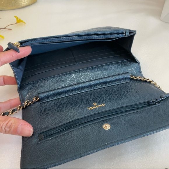 Classic Quilted Iridescent Wallet On Chain - Picture 15 of 16